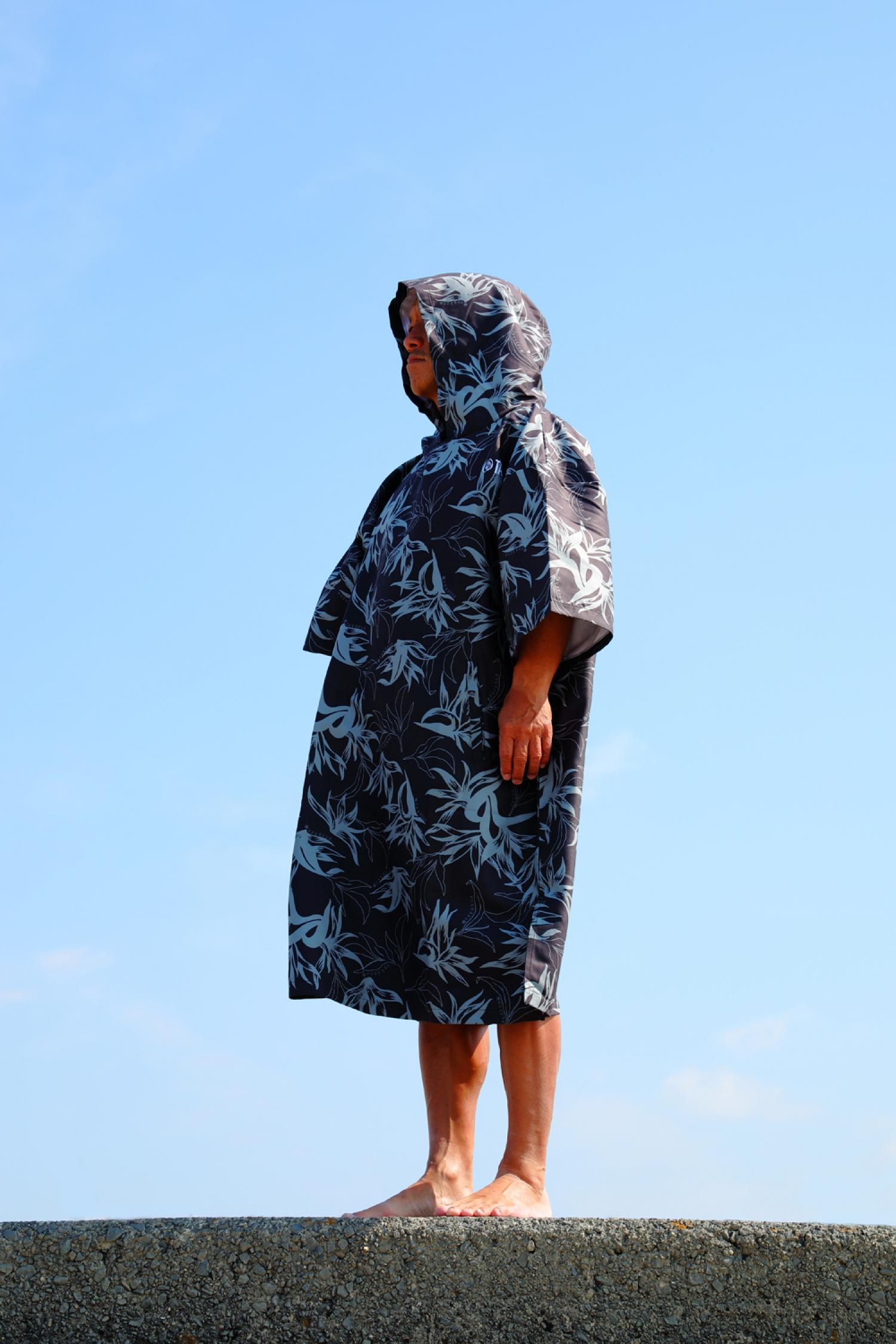 TAVARUA Microfiber Poncho CRANE FLOWER BLACK