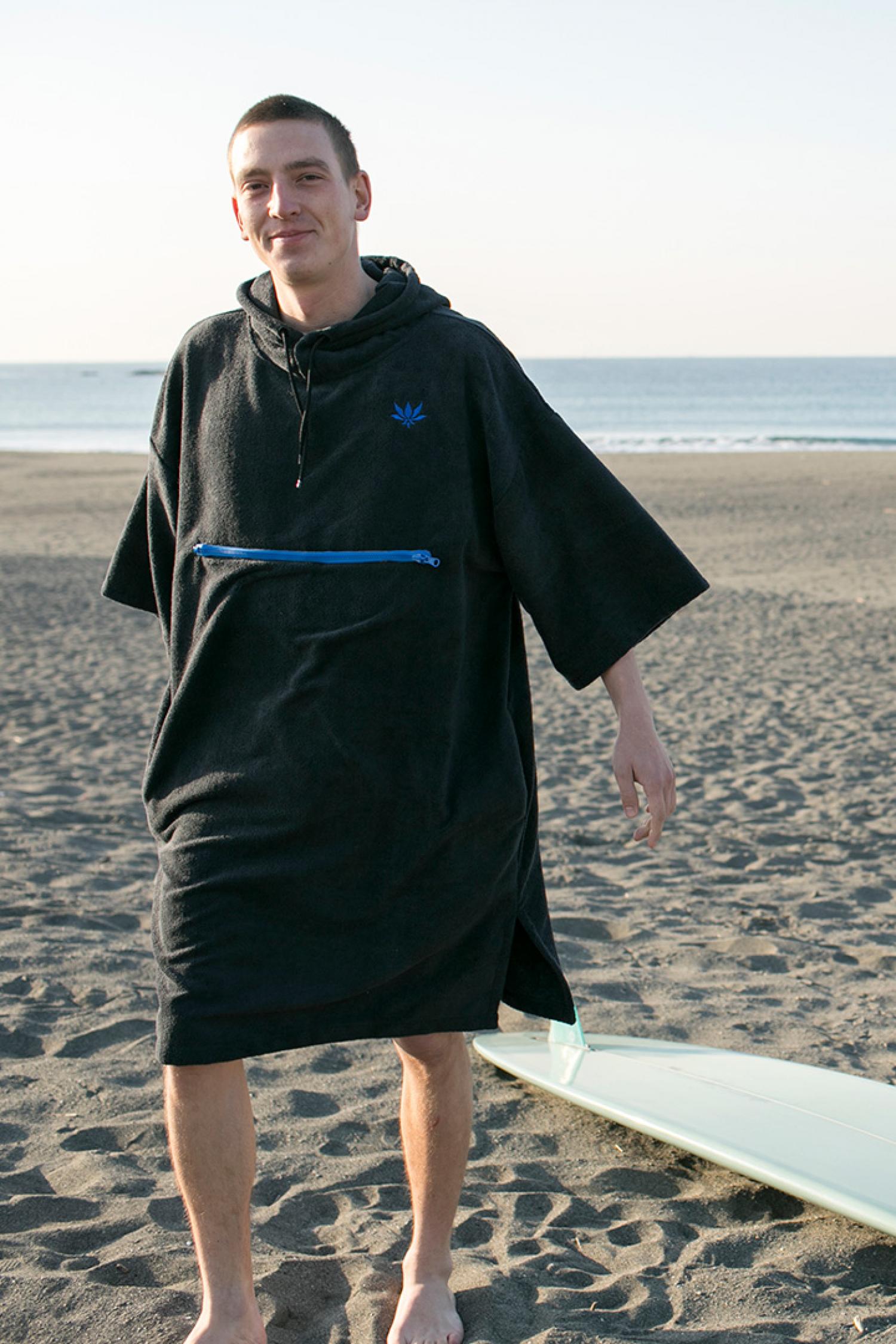 Packable poncho of collaboration item with magazine "Blue".
